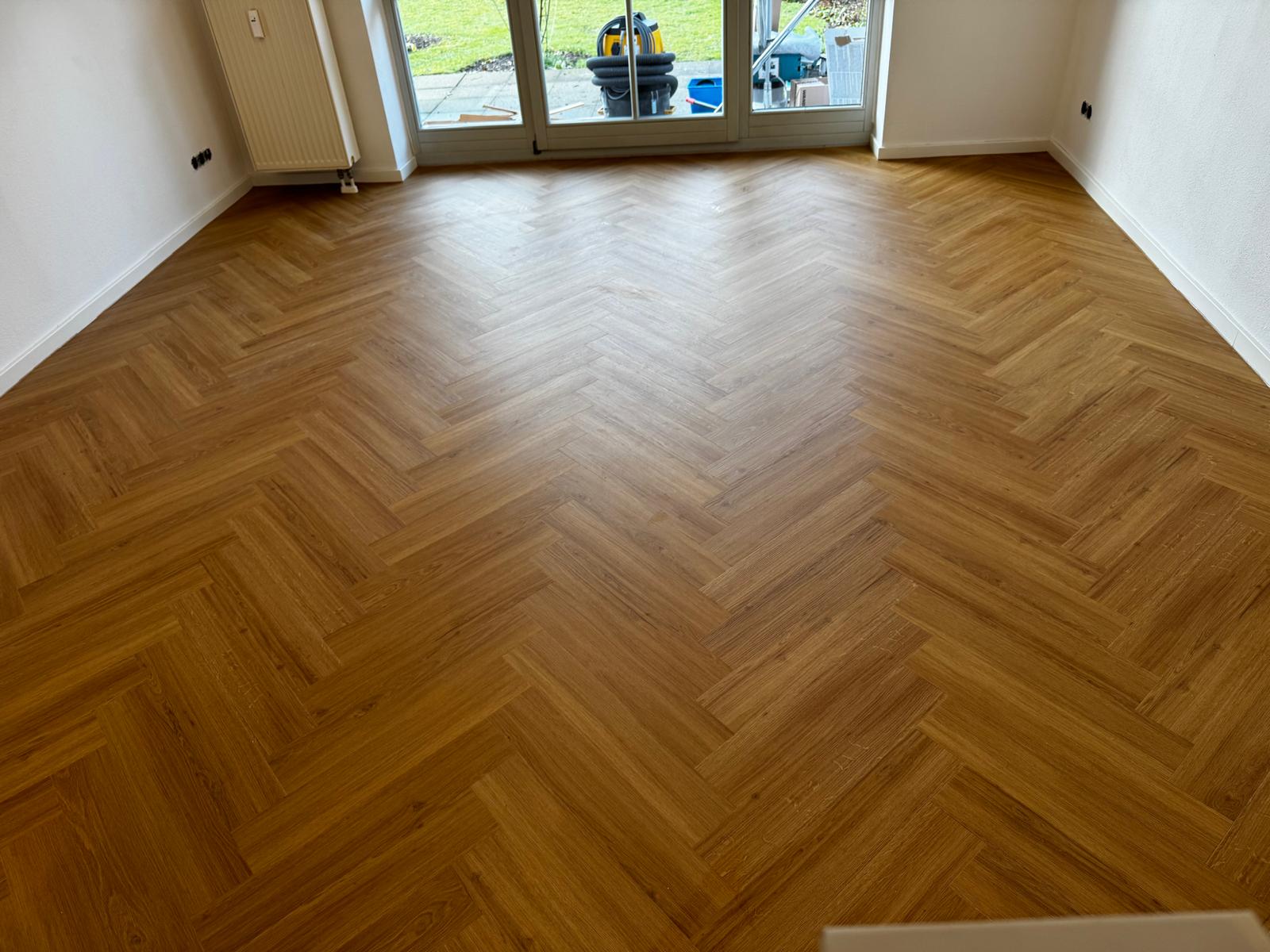 JOKA Designboden in Fischgrät – sorgfältig vorbereitet und verlegt – 32f8b932271aaa68