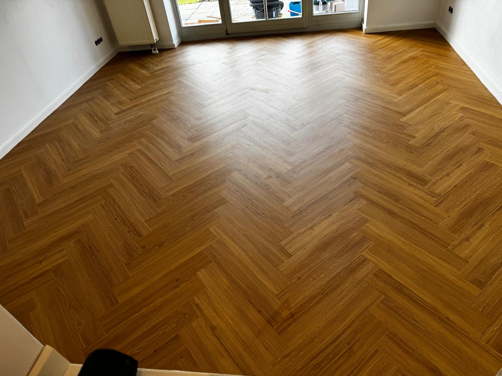 JOKA Designboden in Fischgrät – sorgfältig vorbereitet und verlegt – 978a741c9cf154d2