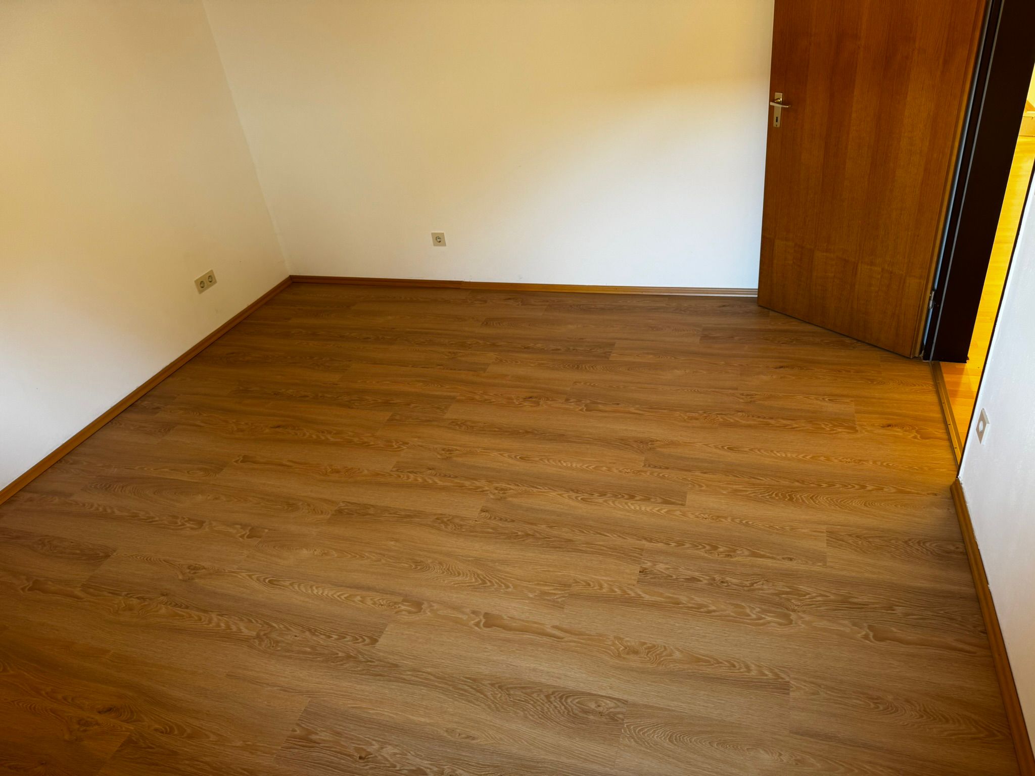 Schlafzimmer modernisiert – Vinylboden statt Teppich in Weilheim